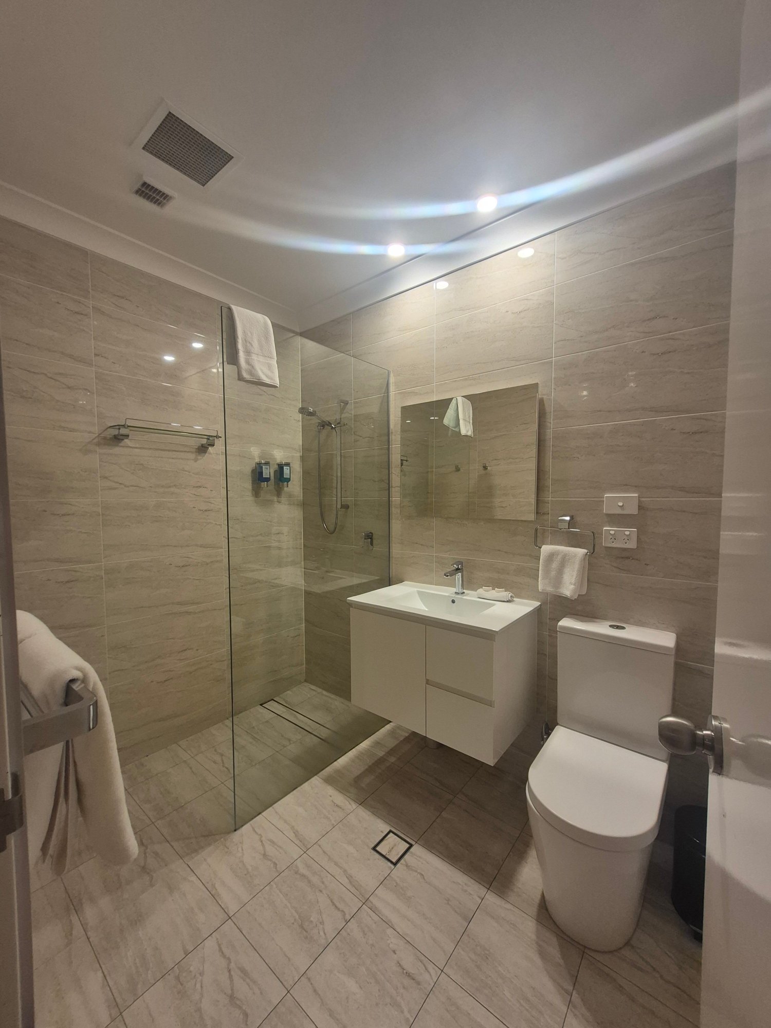 贝尔莫全套房酒店-浴室