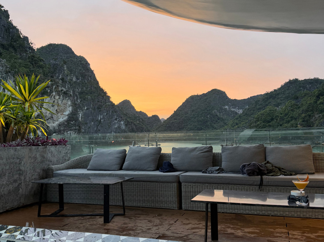 Elite of the Seas-下龙湾必去景点