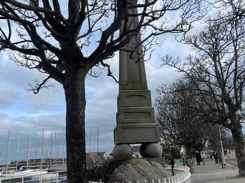 The King George IV Monument-当莱瑞必去景点