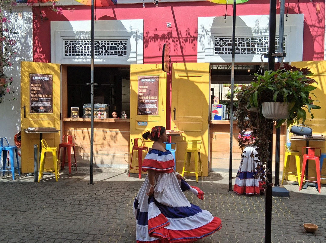Umbrella Street-普拉塔港必去景点