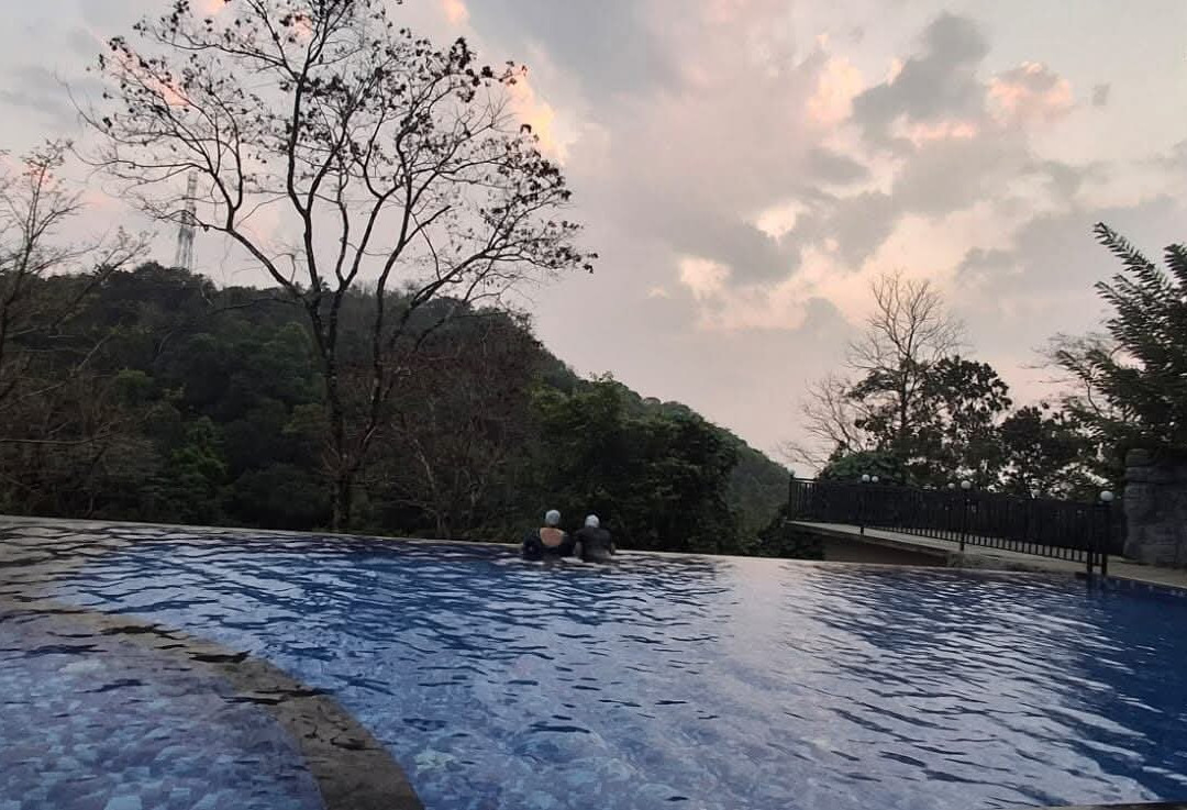 阿韦达满纳山区和雾气主图