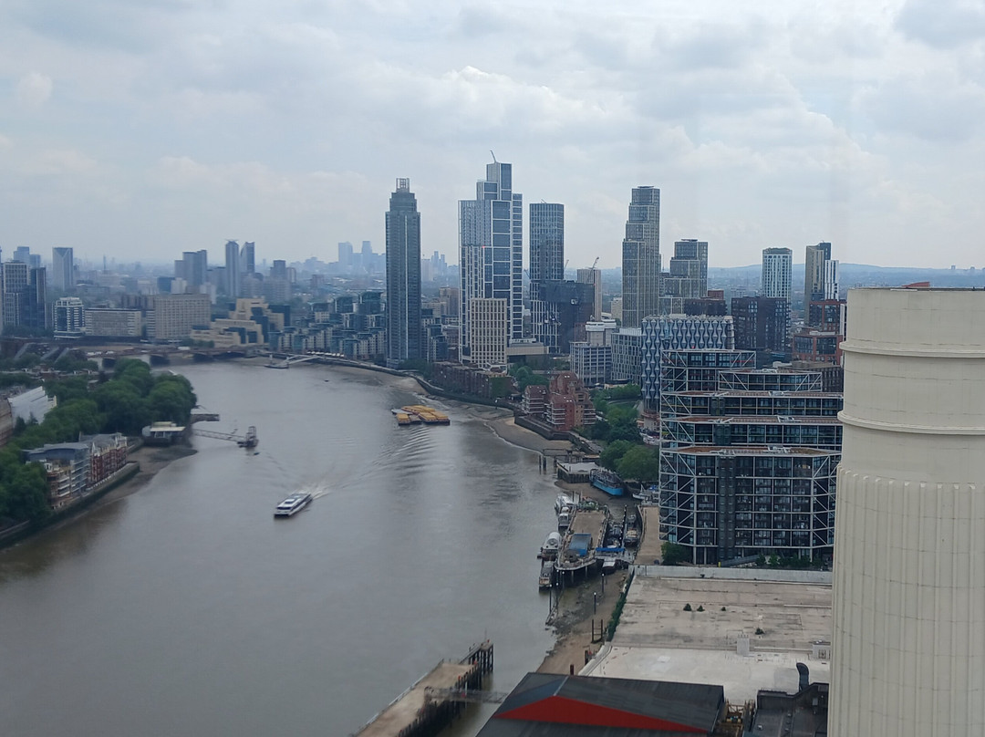 The Chimney Lift at Battersea Power Station-伦敦必去景点