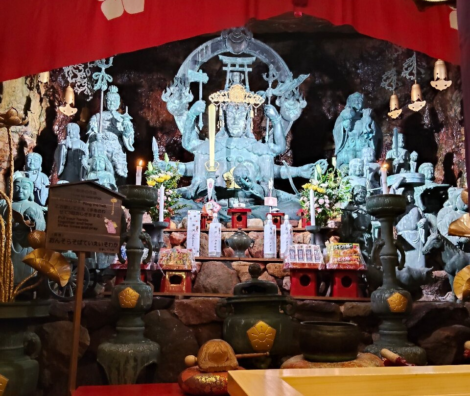 Sandanbeki Cave-白滨町必去景点