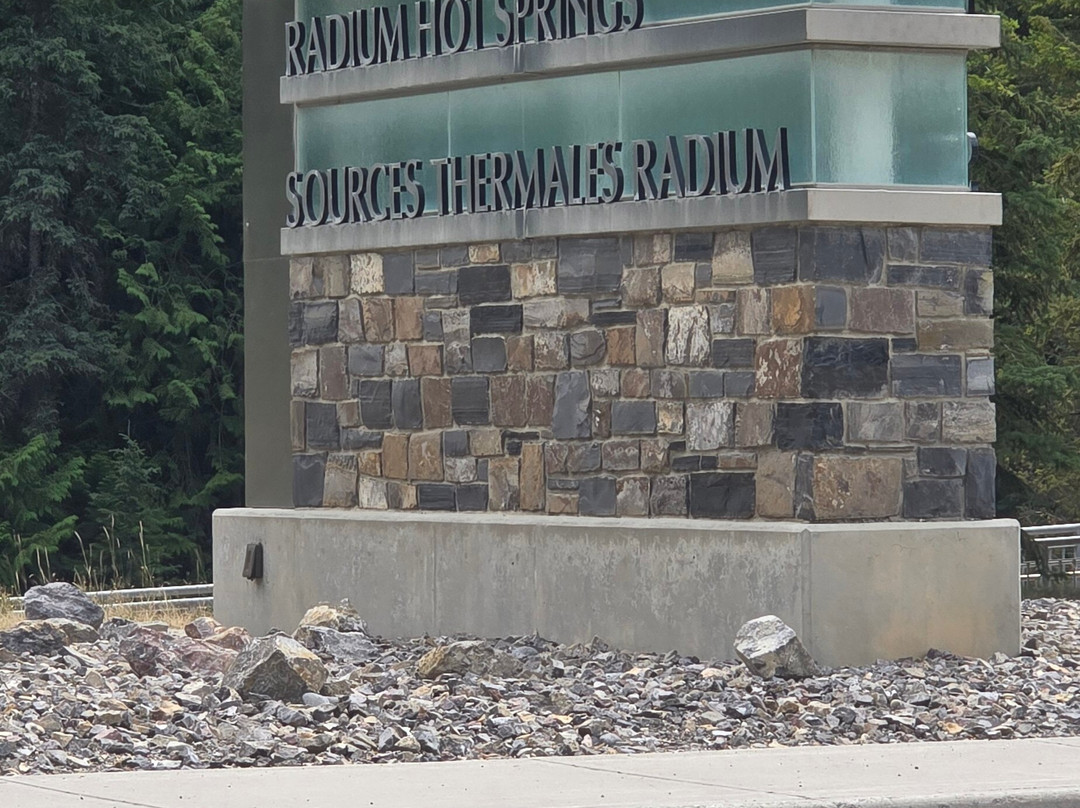 镭温泉村-Radium Hot Springs必去景点