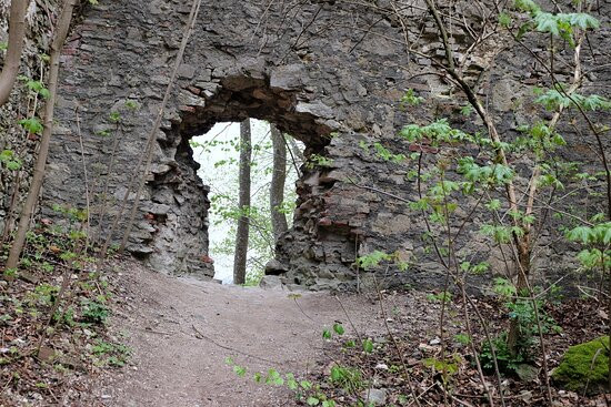 Castle Ruins Hochhaus-Ederheim必去景点