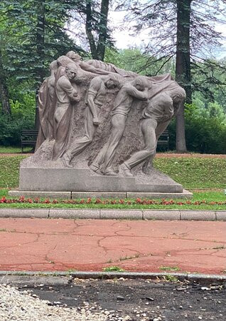 Sculptural composition Death of the Leader景点图片