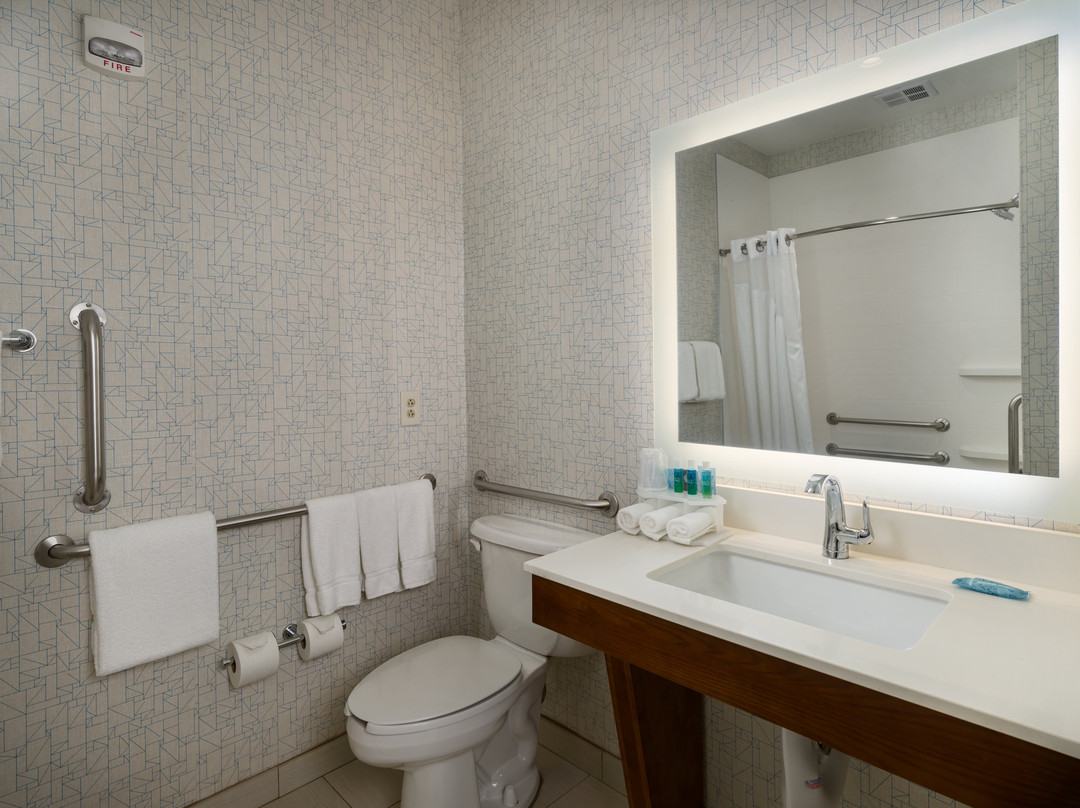 Holiday Inn Express & Suites Lawrence By IHG主图