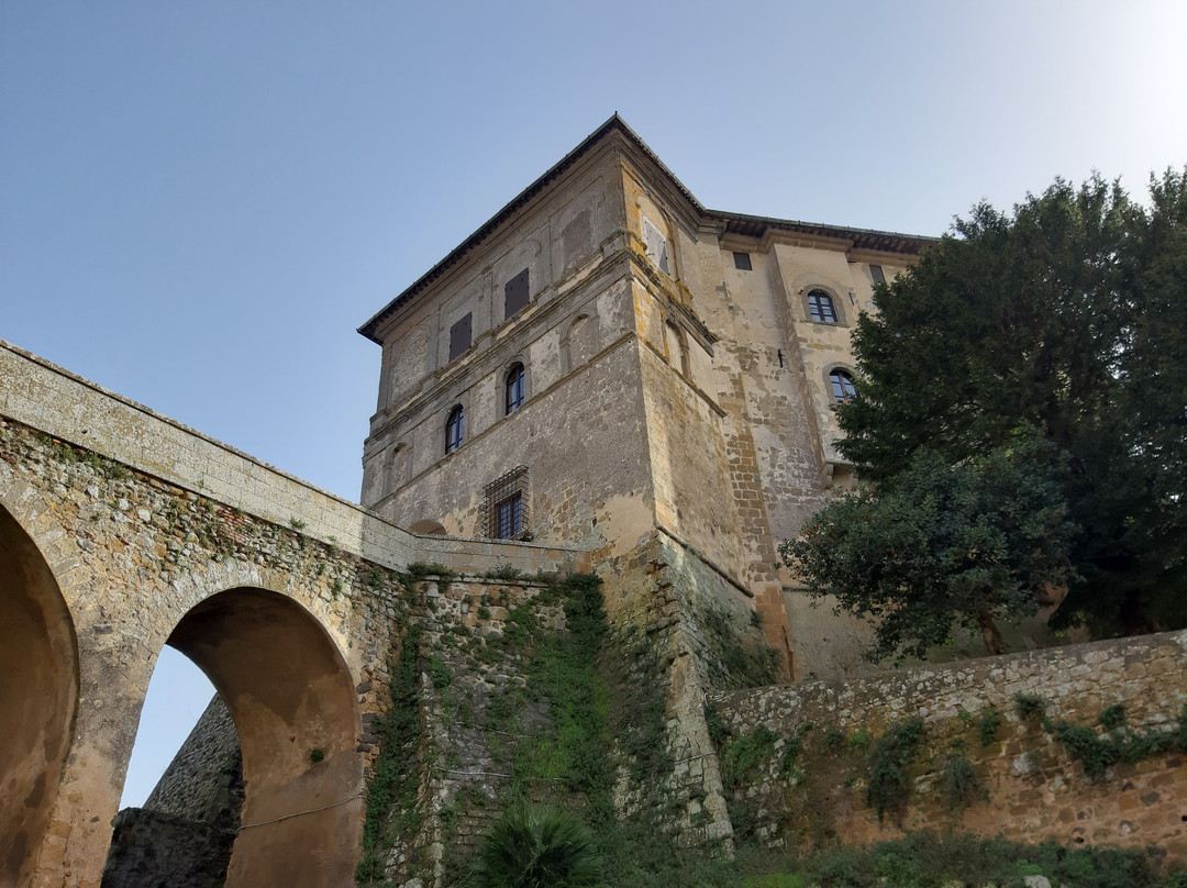 Rocca Farnese-Capodimonte必去景点