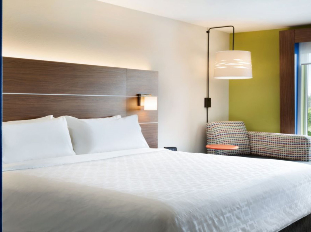 Holiday Inn Express & Suites Woodbridge by IHG主图