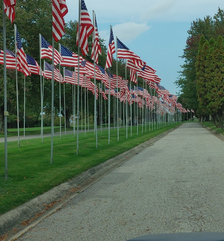 The Avenue of 444 Flags景点图片