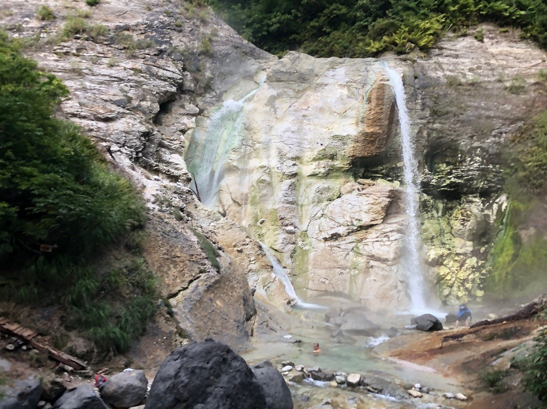 Kawarage Oyutaki Falls-汤泽市必去景点