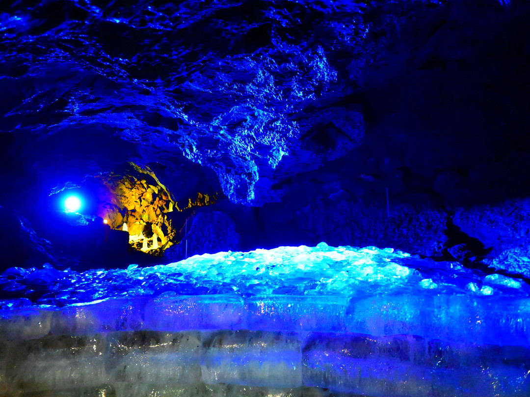 Narusawa Ice Cave-鸣泽村必去景点