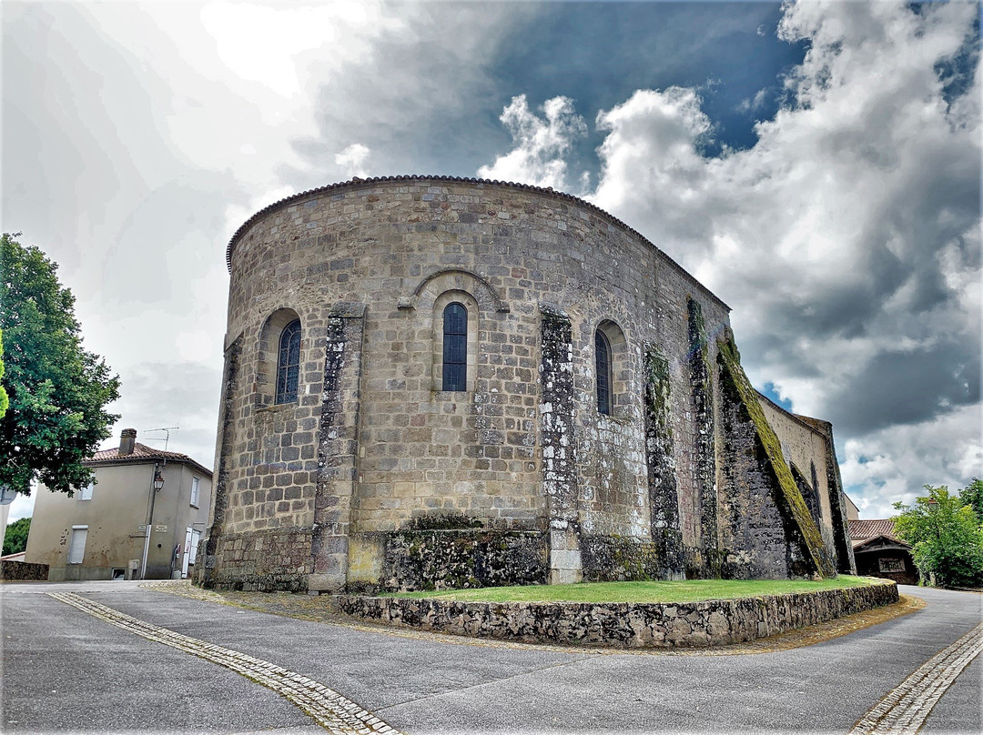 Eglise Saint Sauveur de Givre en Mai景点图片