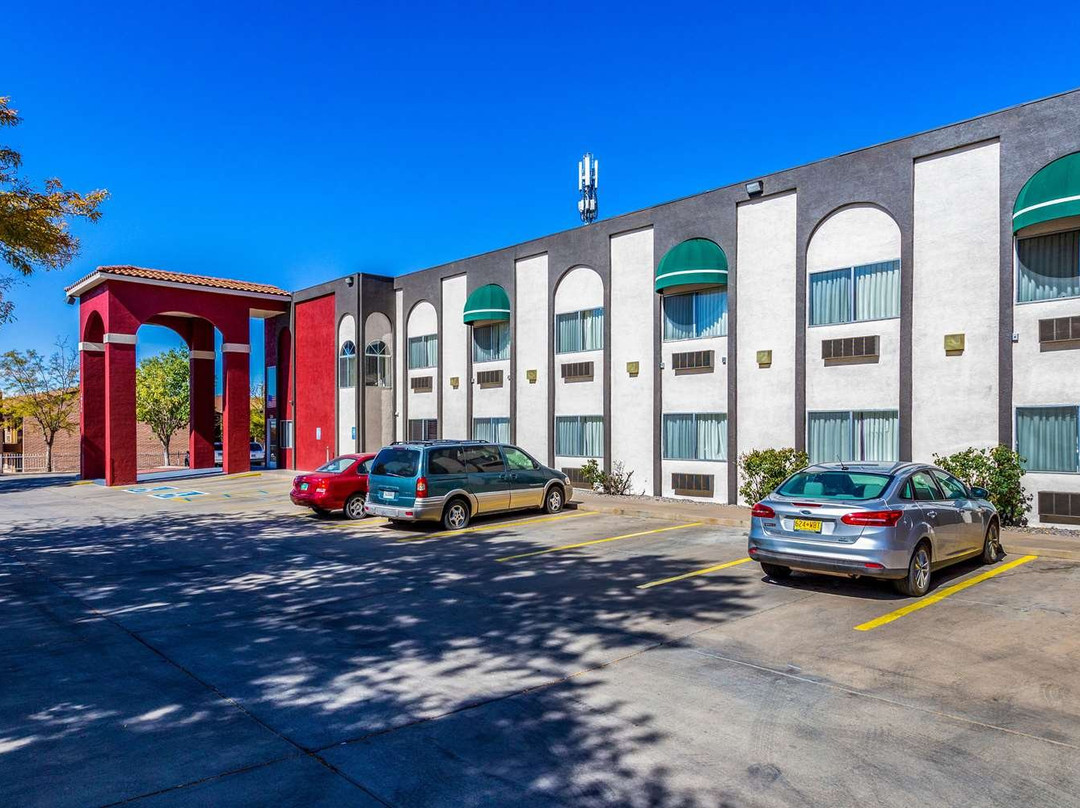 Econo Lodge Inn & Suites Albuquerque East I-40 Eubank Exit主图