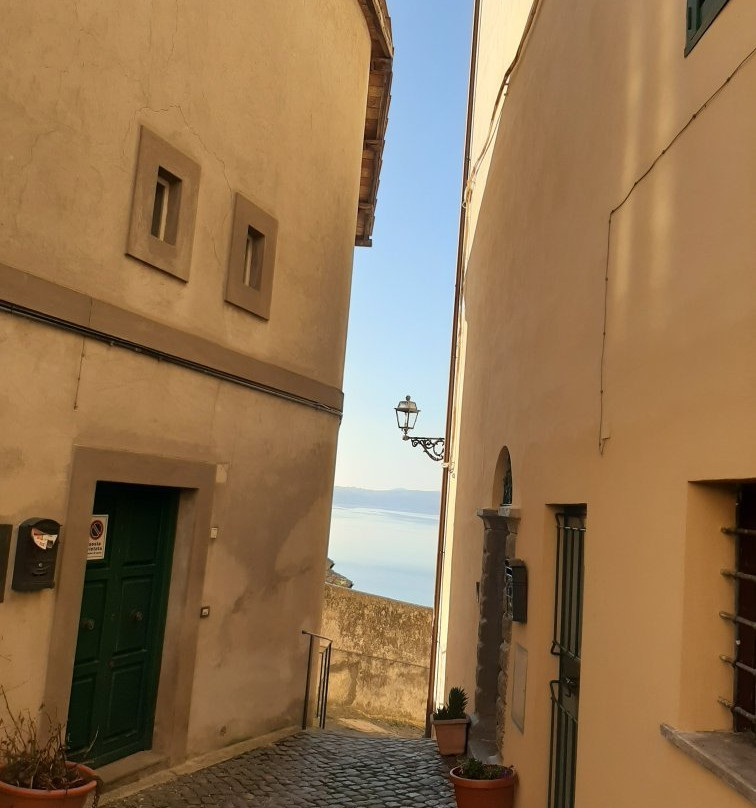 Vicolo della Grondarella con vista lago-Anguillara Sabazia必去景点
