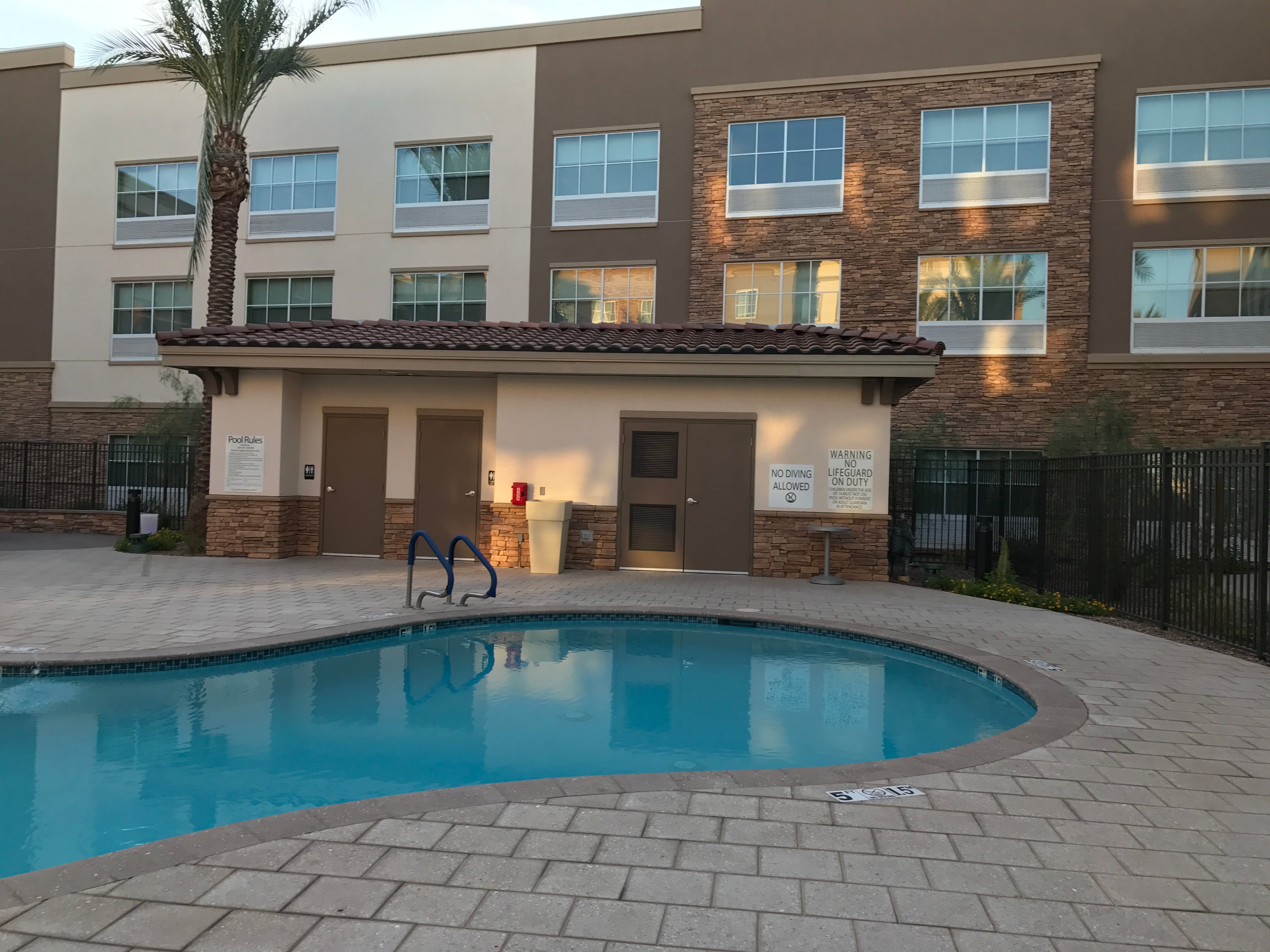 Holiday Inn Express & Suites Phoenix East - Gilbert, an IHG hotel-泳池
