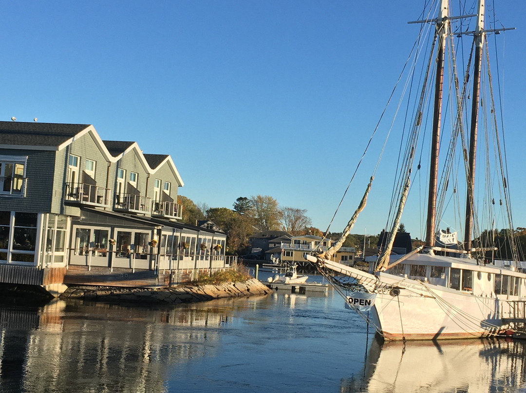 Boathouse Waterfront Hotel主图