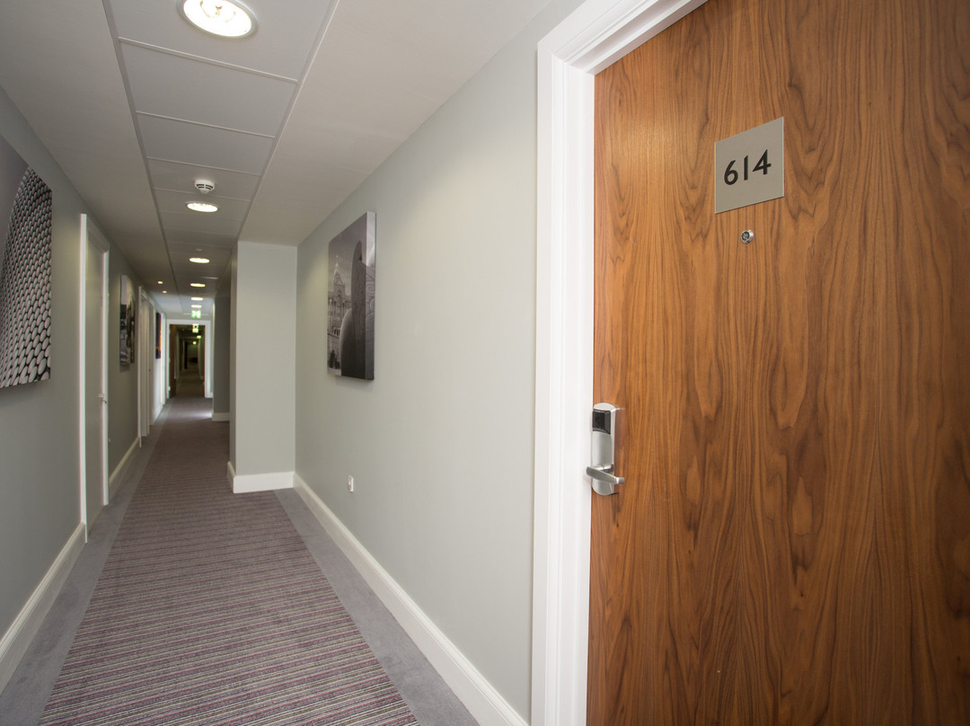 伯明翰驻桥套房酒店主图