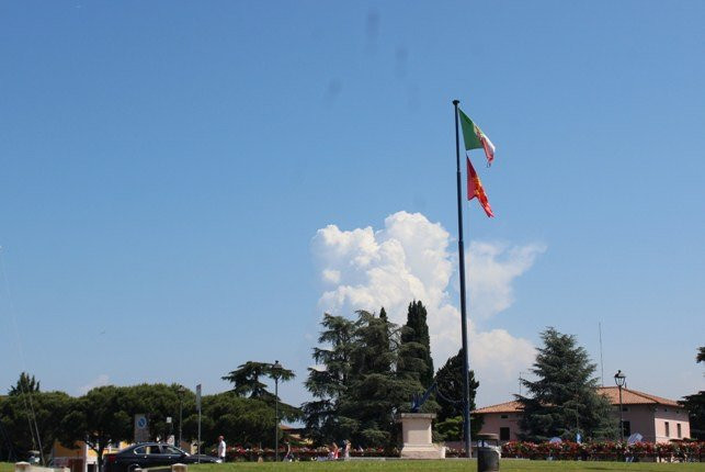 Monumento ai Caduti del mare-佩斯基耶拉德尔加尔达必去景点