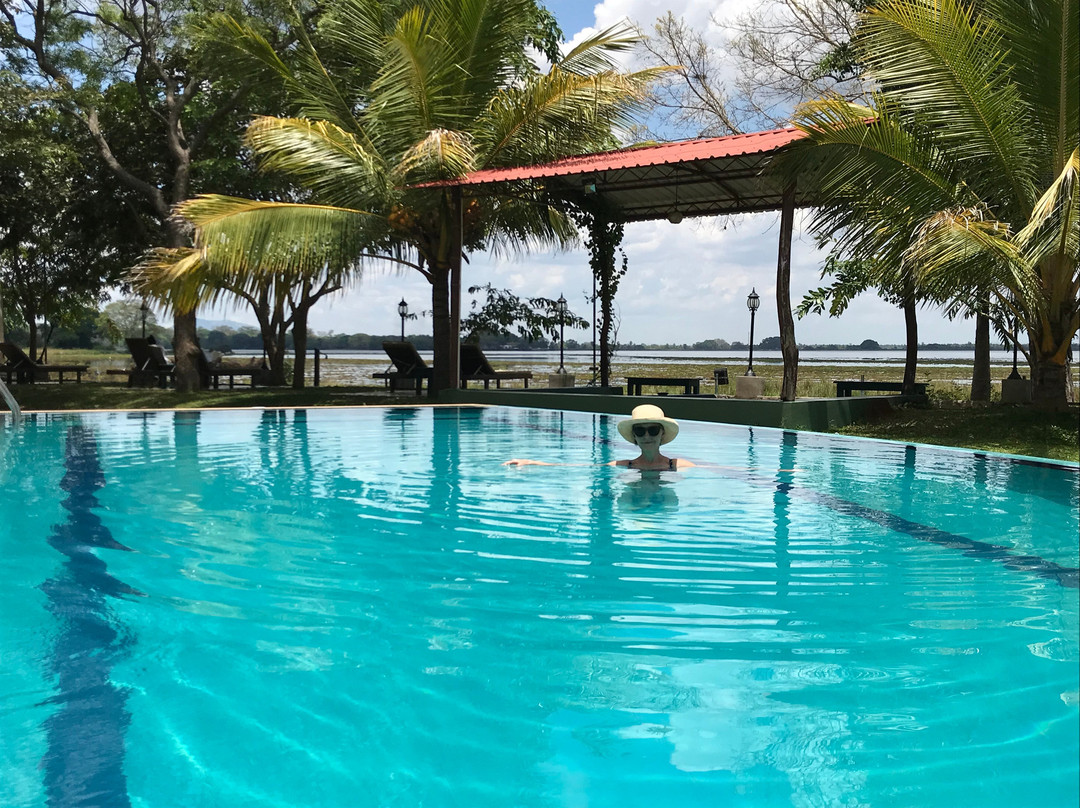 湖泊公园酒店主图