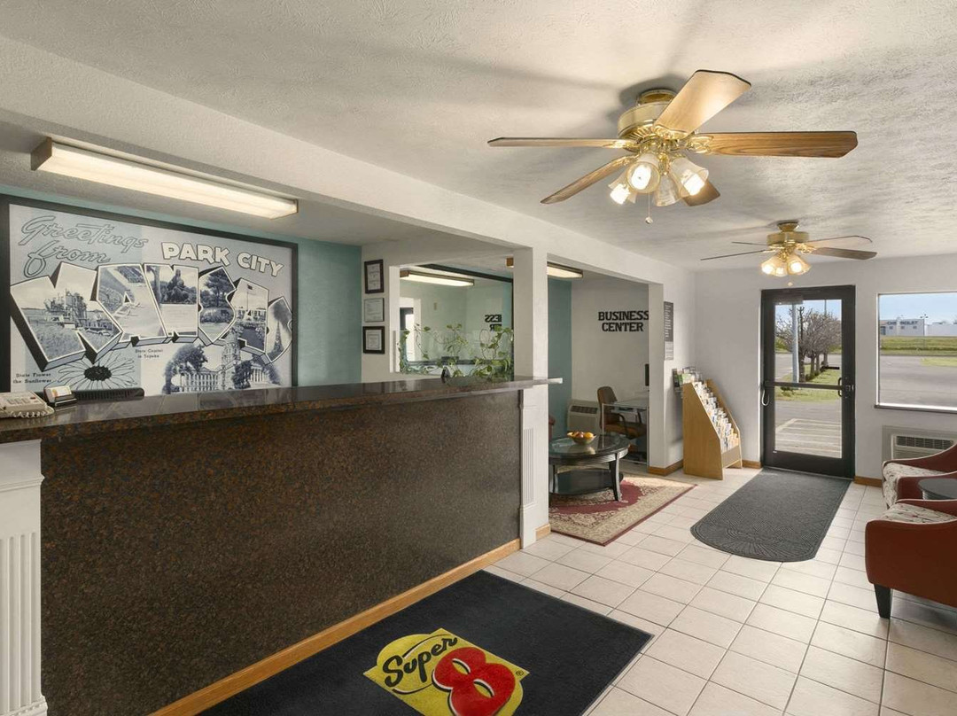 帕克城-北威奇托地区温德姆速8酒店主图