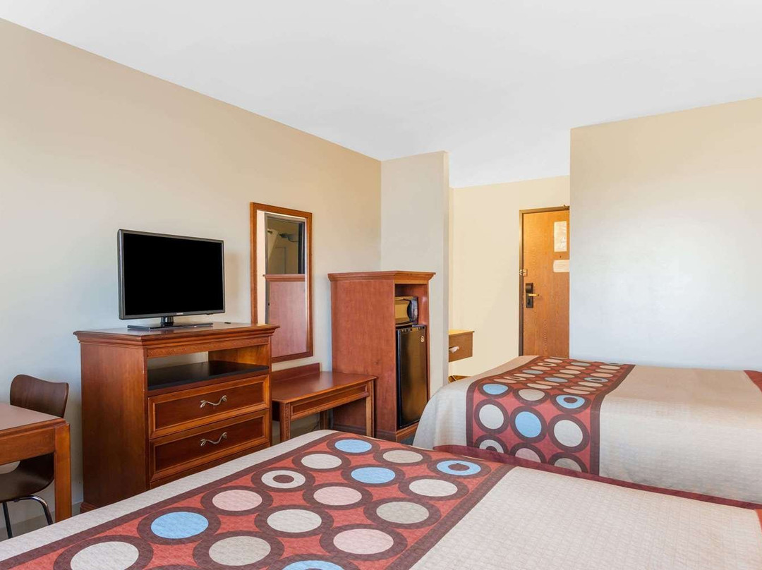 Super 8 by Wyndham Imlay City主图