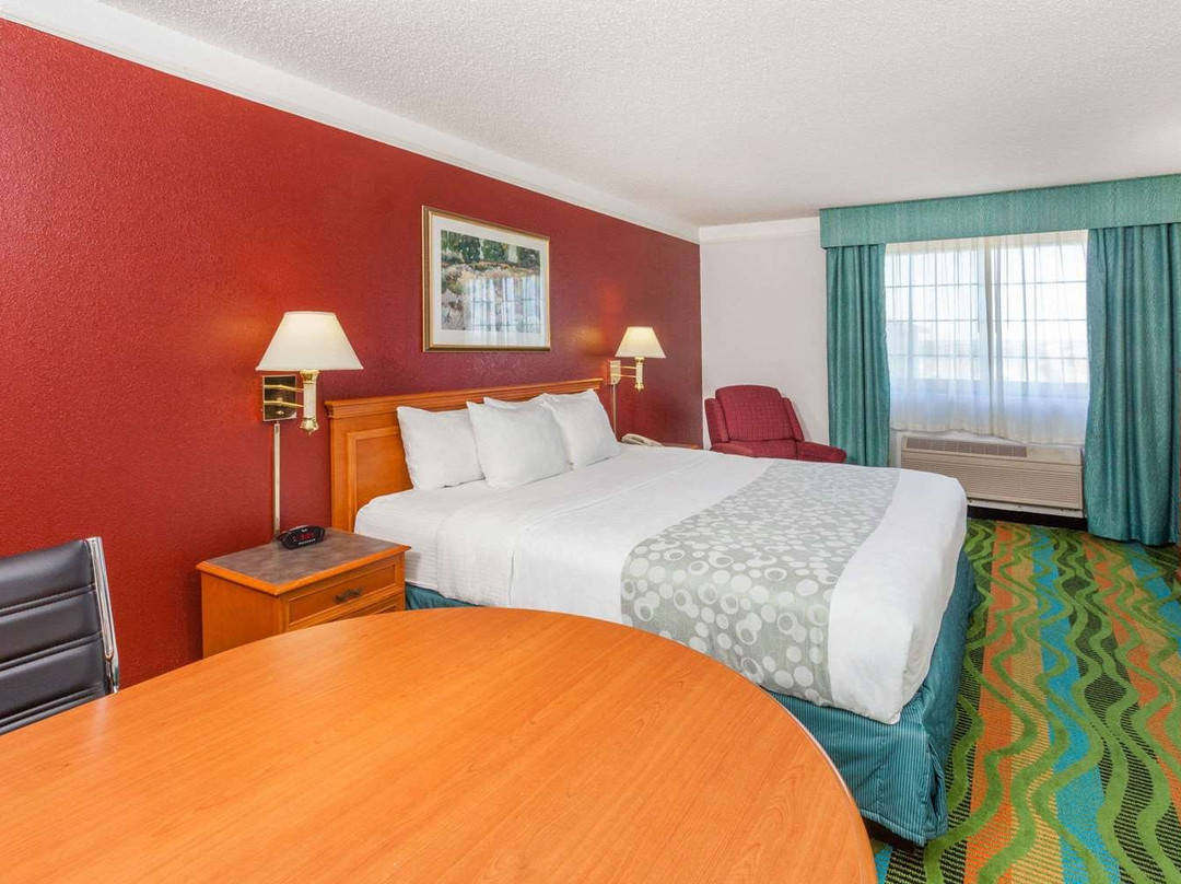 阿灵顿高地戴斯套房酒店主图