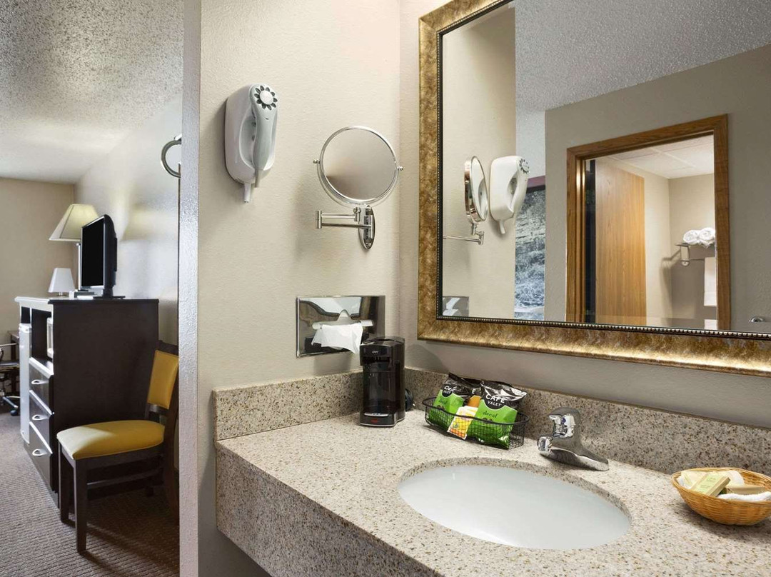 Super 8 by Wyndham Cameron主图