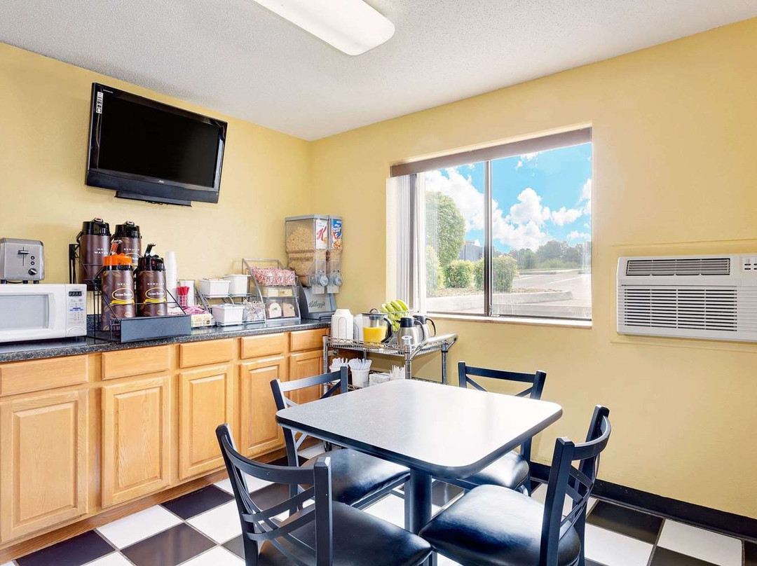 Super 8 by Wyndham Johnson City主图