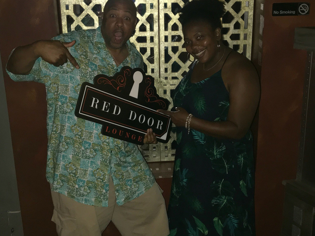 Red Door Lounge-Holetown必去景点