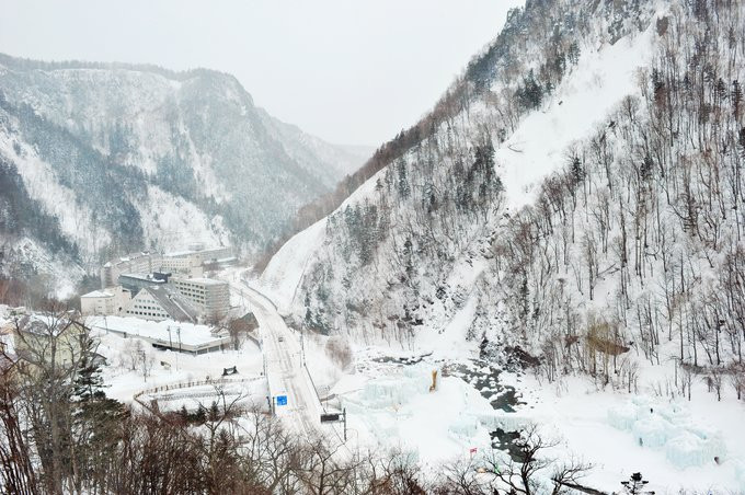 大雪酒店主图