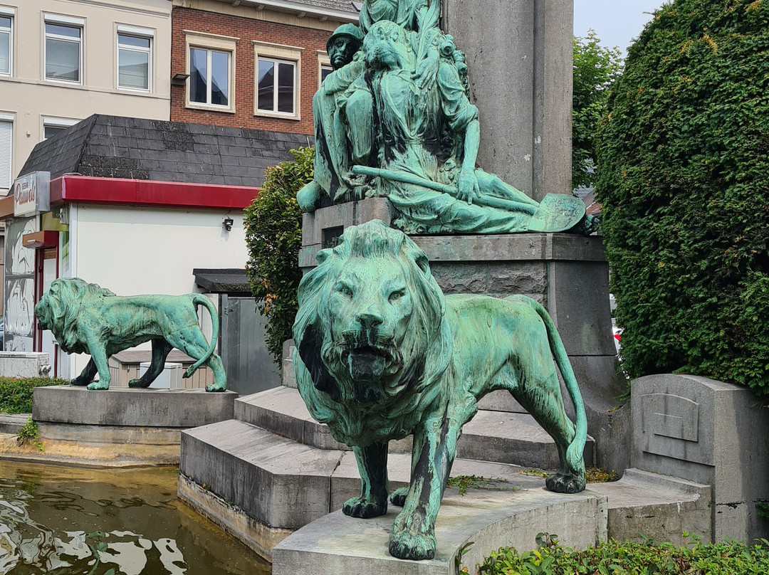 Oorlogsmonument Met Fontein景点图片