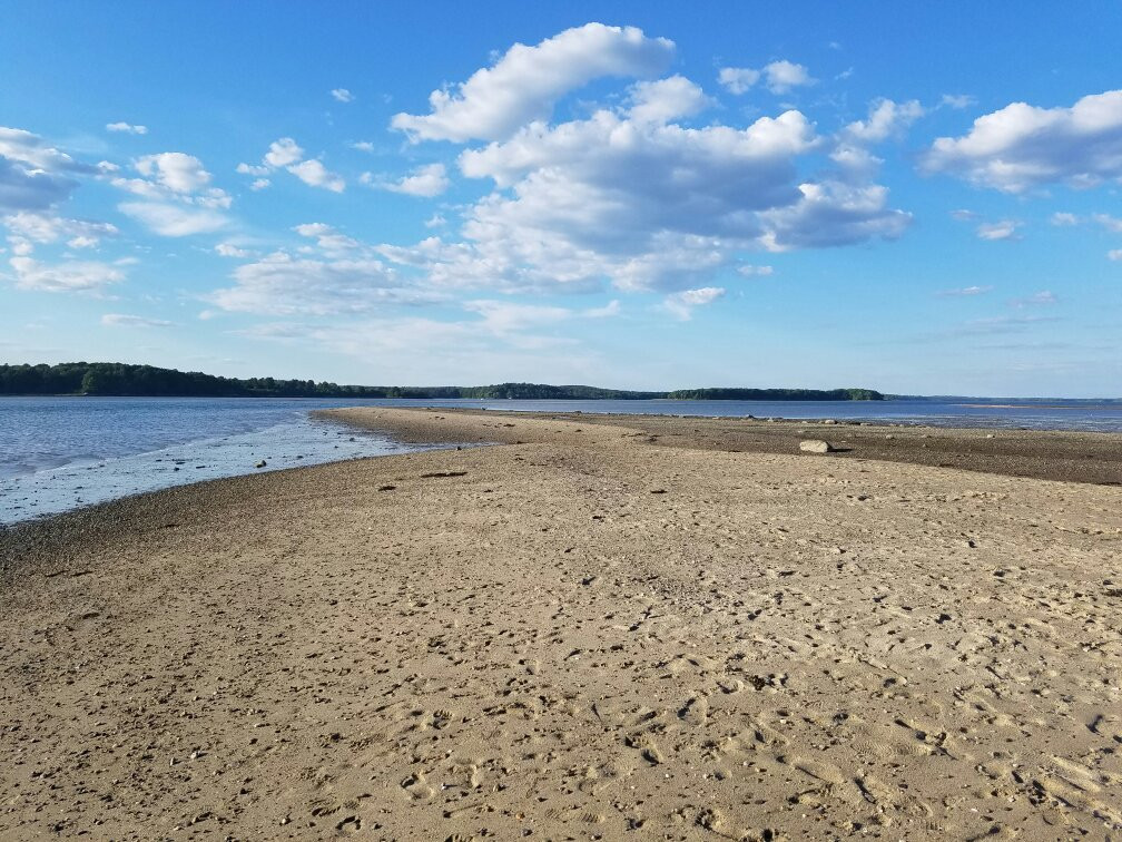 Sandy Point Beach-Yarmouth必去景点
