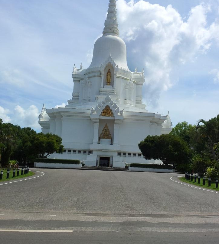 Chedi Phra Borommasaririkkathat Khao Kho景点图片