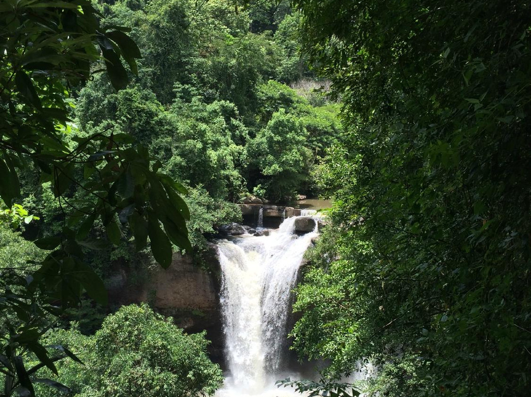 Haew Suwat Waterfall景点图片