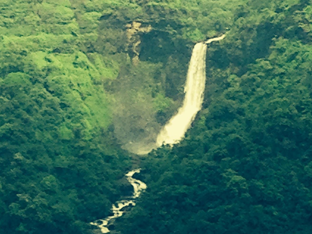 Kune Waterfalls景点图片