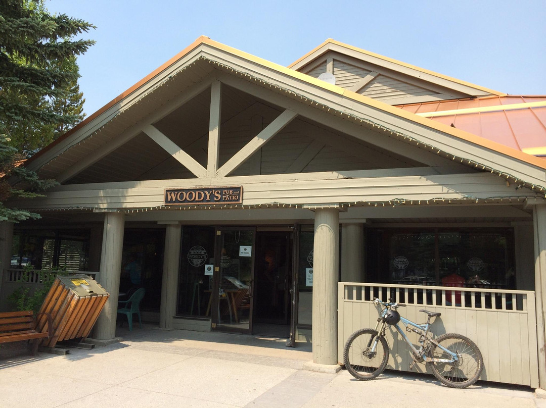 Mount Engadine餐馆和美食-Woody's Pub and Patio