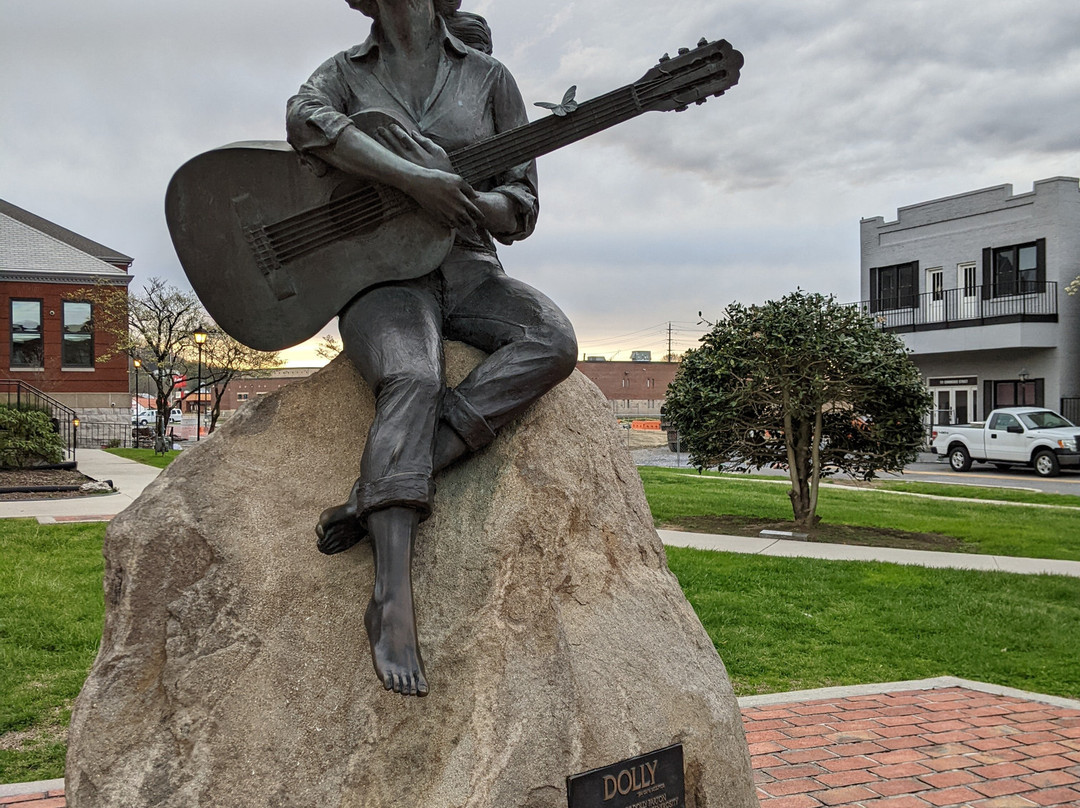 Dolly Parton Statue-塞维尔维尔必去景点