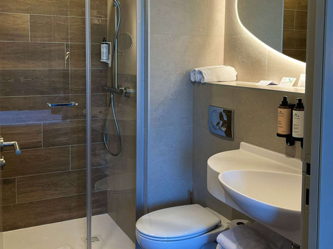 普罗旺斯艾克斯拉杜朗尼 TGV 火车站美居