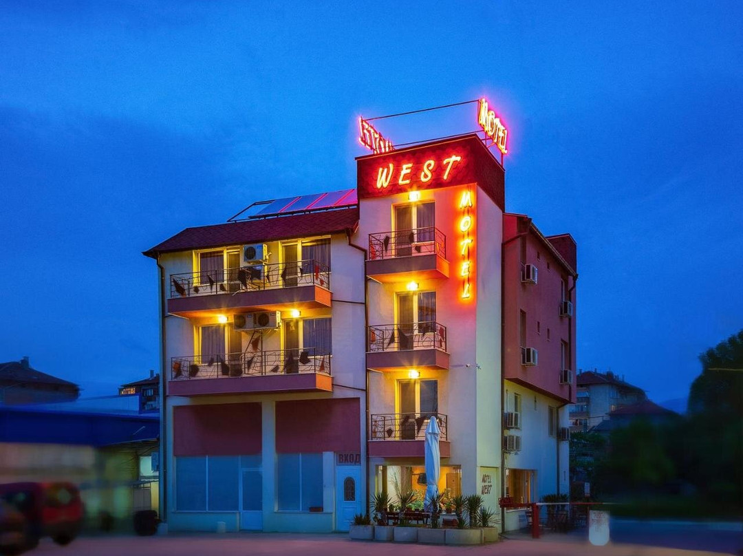 Motel West主图