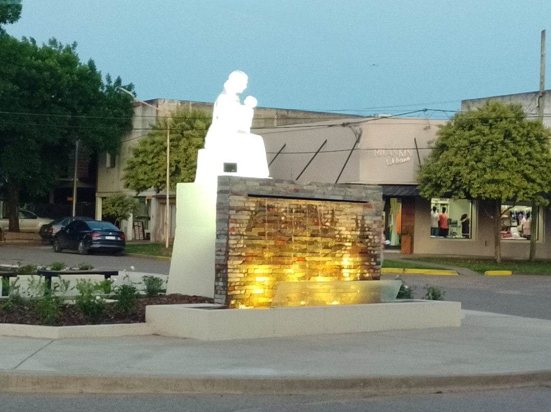 Monumento A La Madre景点图片