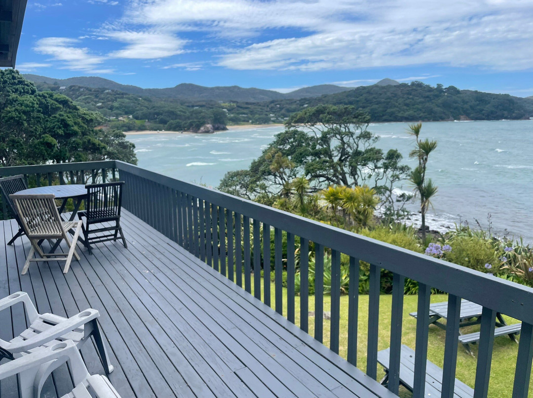 Tipi and Bobs Waterfront Lodge主图