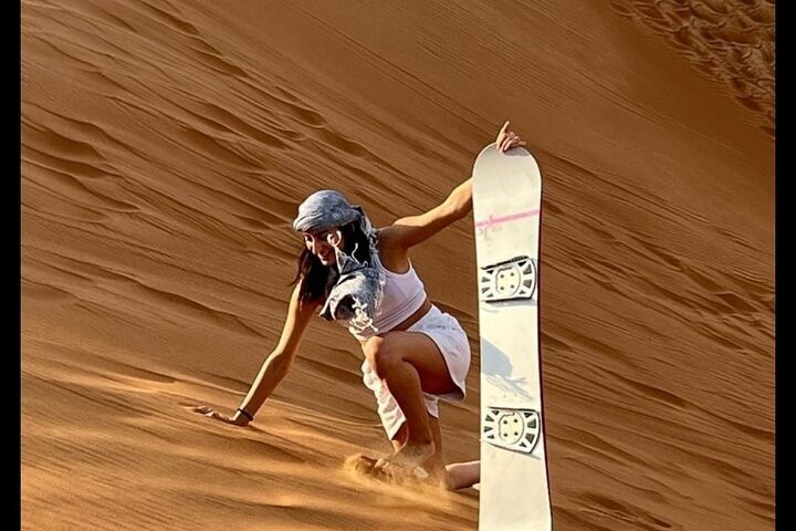 Dubai Desert Safari 4x4 Pickup Red Dunes BBQ and Live Show景点图片