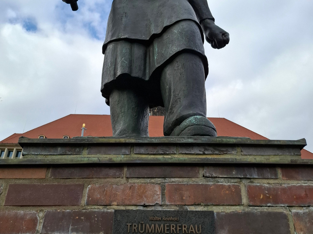 Denkmal Truemmerfrau-德累斯顿必去景点