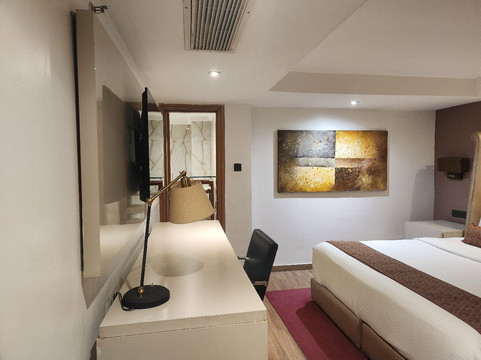 维多利亚皇冠假日酒店主图