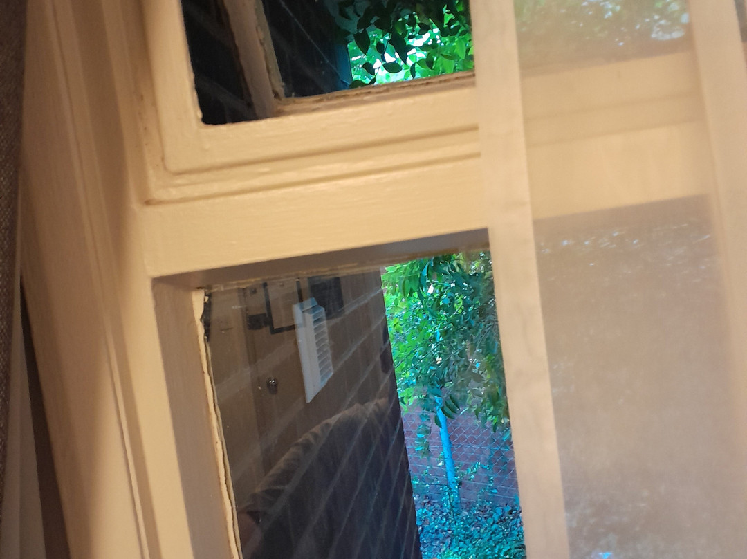 Oaklands Hotel主图