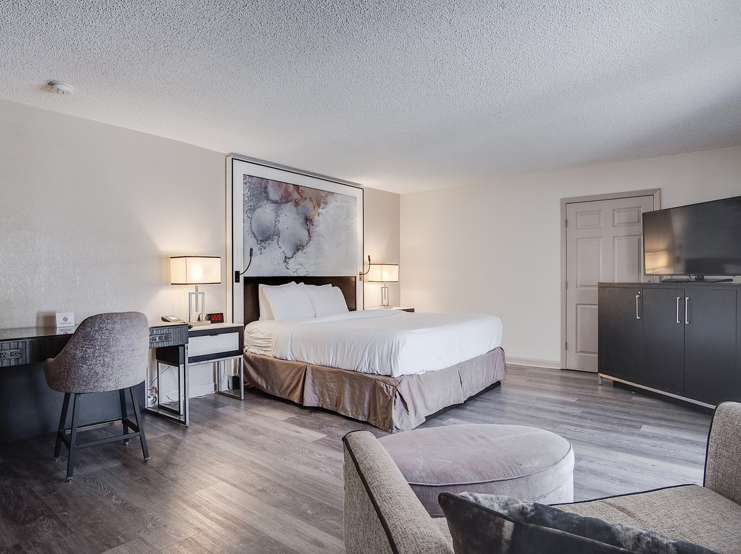 Cottonwood Suites Savannah Hotel & Conference Center