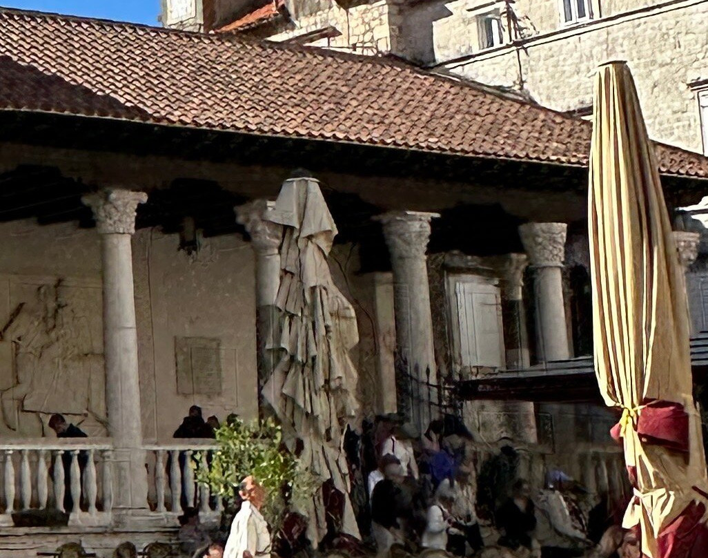 Loggia - Doorway-特罗吉尔必去景点