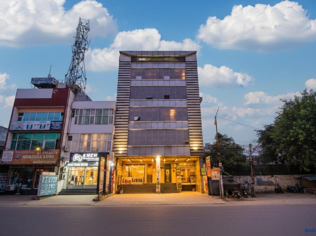 Ajitgarh酒店住宿-OYO 39957 Hotel HC King