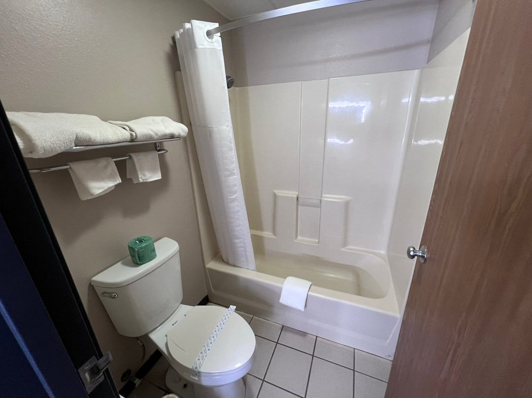 Super 8 by Wyndham Marshall主图